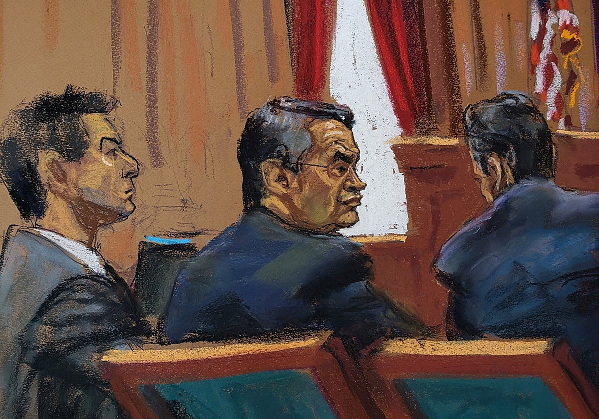 Dibujo del expresidente Juan Orlando Hernández, en el centro, durante el primer día de juicio