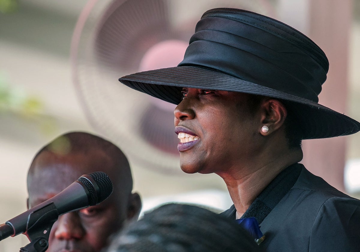 Martine Moïse habla durante el funeral por su marido