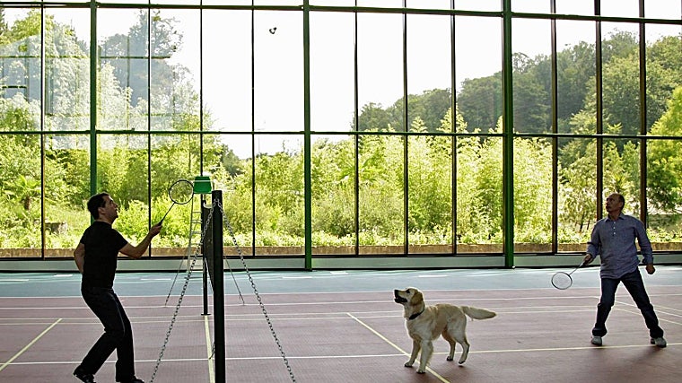 Putin y Dmitry Medvedev juegan al bádminton en la residencia presidencial de Bocharov Ruchei en el centro turístico de Sochi, en el Mar Negro, en el sur de Rusia, en una foto de archivo