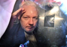 Assange presenta su último recurso para evitar la extradición a Estados Unidos: «Su vida corre peligro cada día que pasa en prisión»