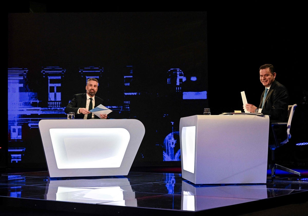 El líder del Partido Socialista (PS), Pedro Nuno Santos (izq.), y el líder del partido Alianza Democrática (AD), Luis Montenegro (dcha.)
