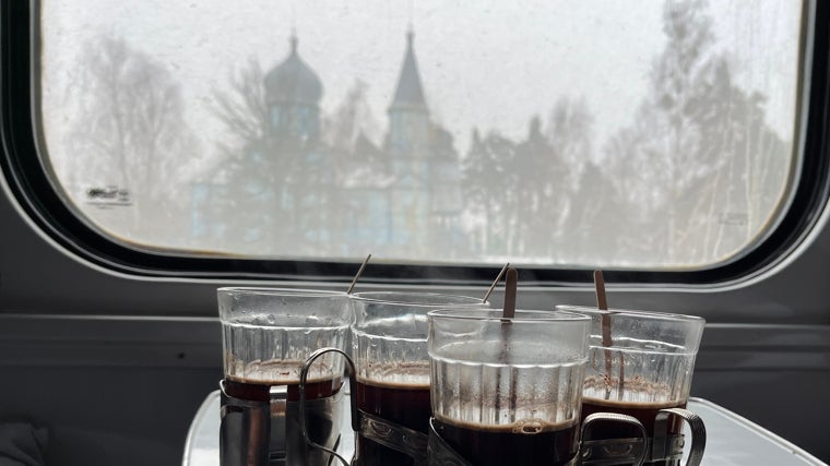 Una imagen de las vistas desde el Kiev Express junto a unos cafés