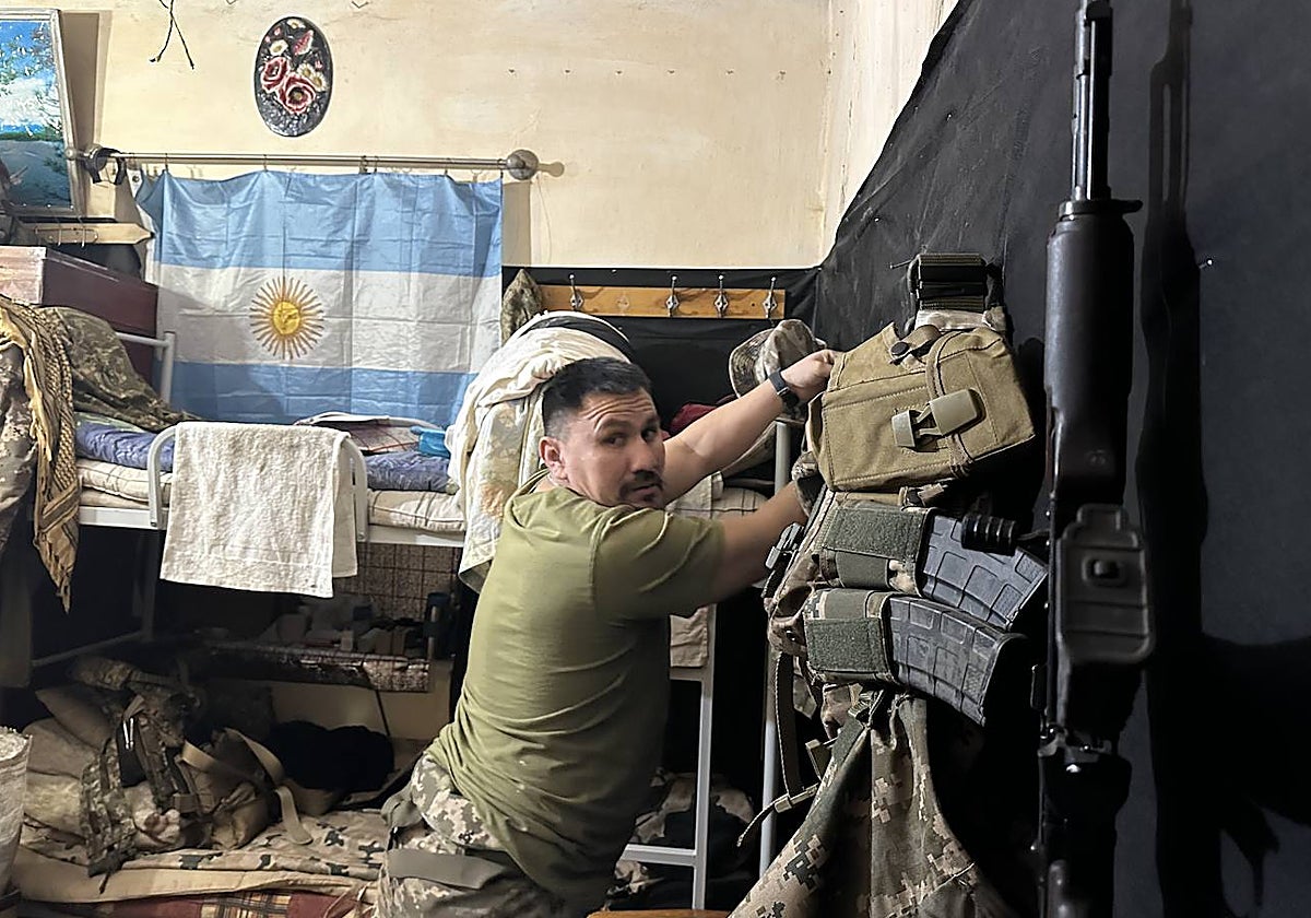 Jorge Velasco,  argentino y de 42 años, la la bandera albiceleste en su cuarto
