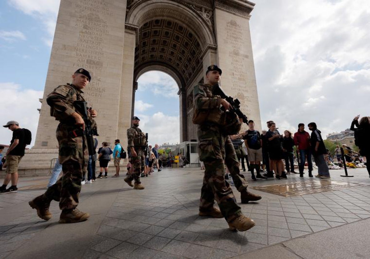 Soldados vigilan las inmediaciones del Arco de Triunfo en París