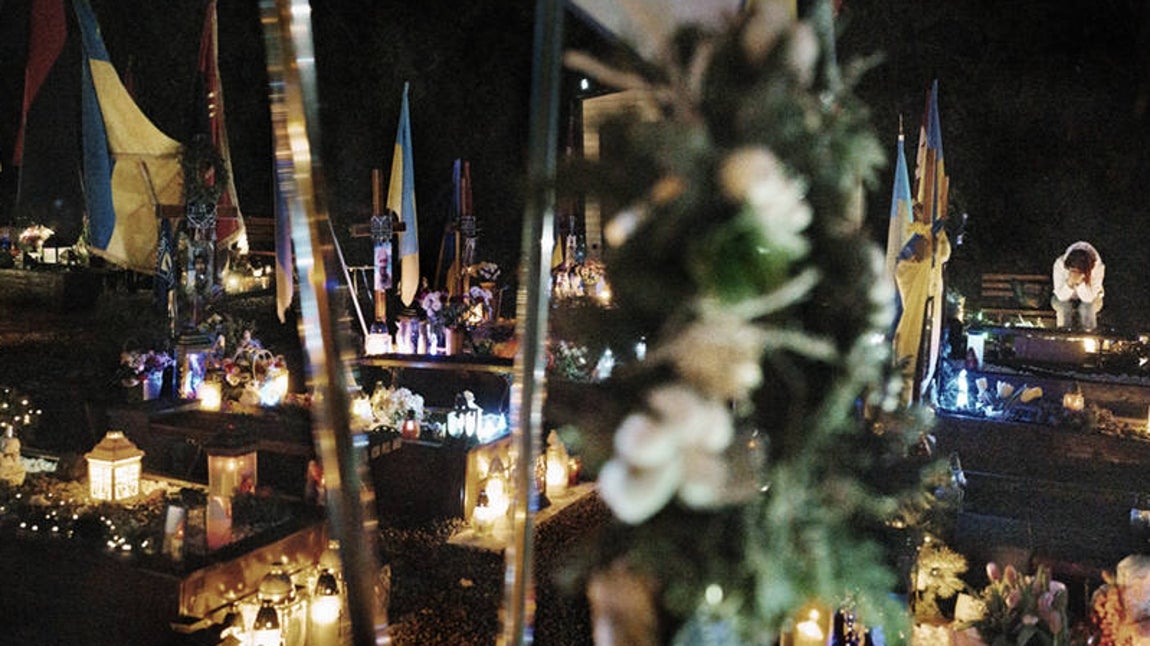 Una mujer llora junto a la tumba de un soldado Ucraniano fallecido en combate en el interior del cementerio militar de Leópolis
