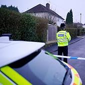 Hallados muertos con heridas de arma blanca tres menores en una casa en Bristol