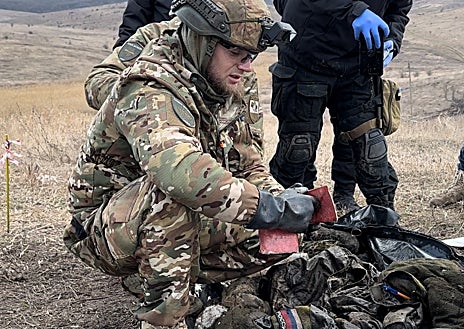 Imagen secundaria 1 - El recolector de cuerpos en el frente del Donbass: «Nuestra obligación es devolverlos a casa»