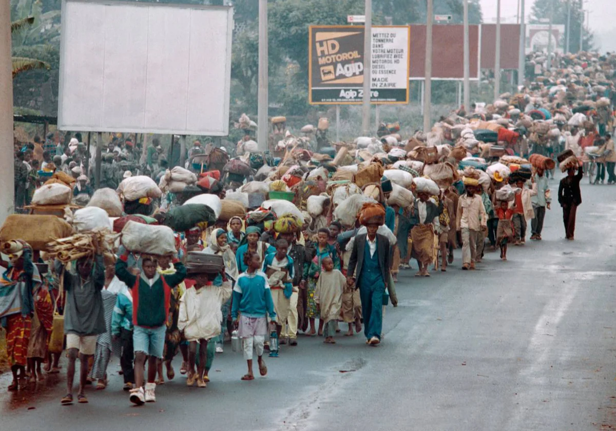 Una multitud de refugiados ruandeses cruza la frontera rumbo al Congo durante la guerra de 1994