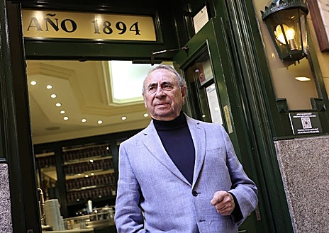 Imagen secundaria 1 - Arriba, el callejón de San Ginés con un siglo de diferencia. Sobre estas líneas, Pedro Trapote, actual dueño del negocio y una larga cola de jóvenes que esperan su chocolate con churros el día de nochevieja. 