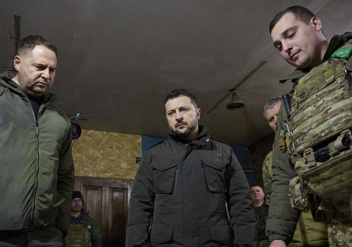 El presidente Zelenski, junto a soldados ucranianos
