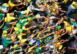 Bolsonaro hace una demostración de fuerza al reunir a una multitud en Sao Paulo