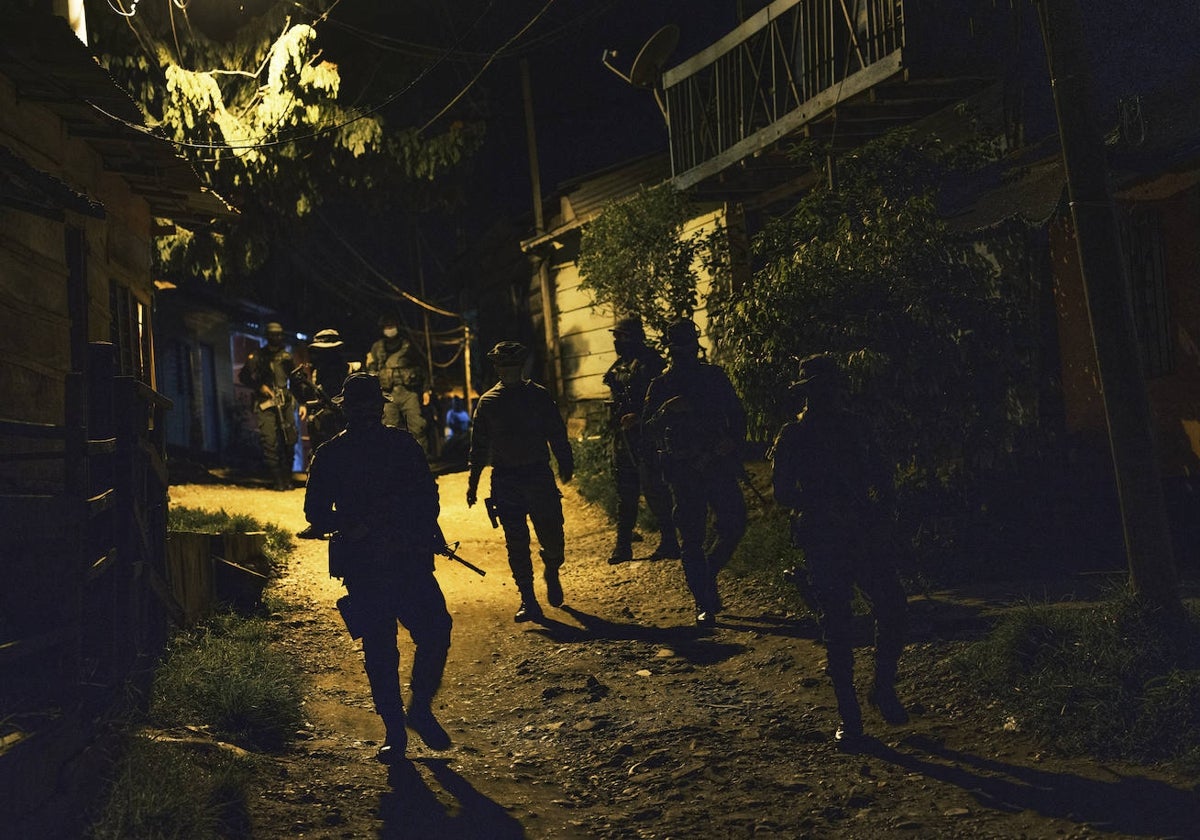 En operativo de rutina, militares recorren en un barrio colombiano azotado por el crimen organizado