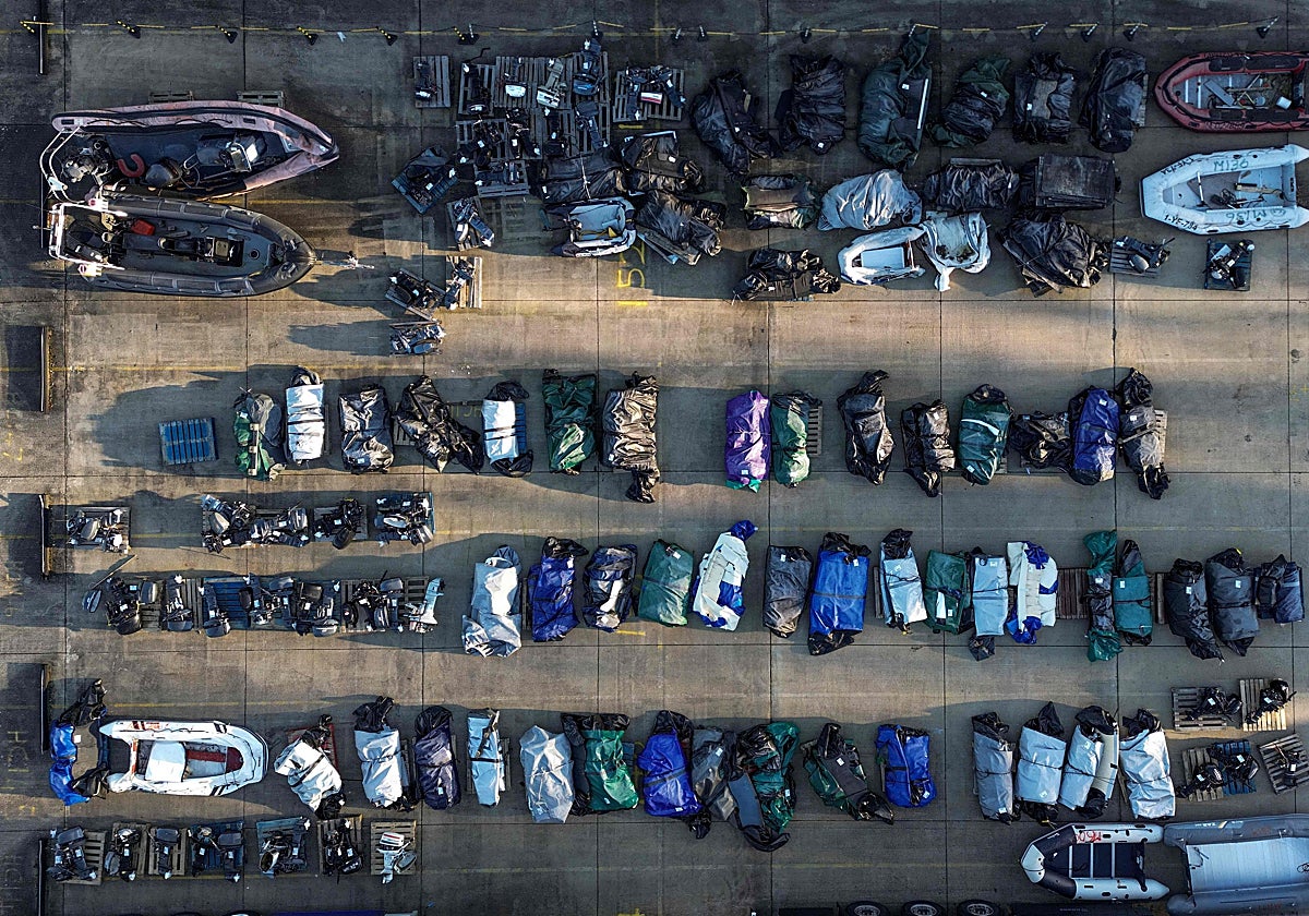 Vista aérea de lanchas neumáticas enrolladas y motores fueraborda, que se cree que han sido utilizados por inmigrantes y solicitantes de asilo que fueron recogidos en el mar mientras cruzaban el Canal de la Mancha de Francia a Inglaterra