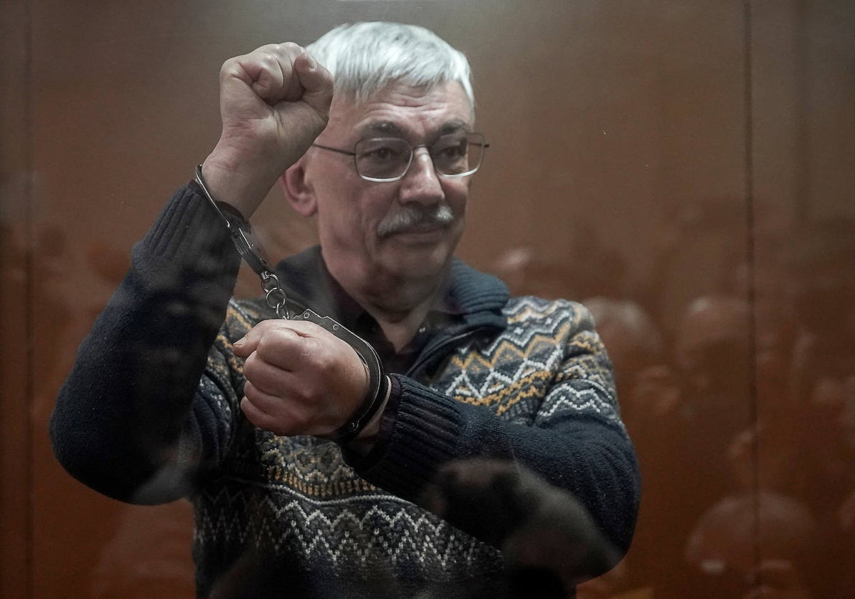 Orlov fue condenado a dos años y una pena de prisión tras ser declarado culpable de desacreditar a las fuerzas armadas rusas.