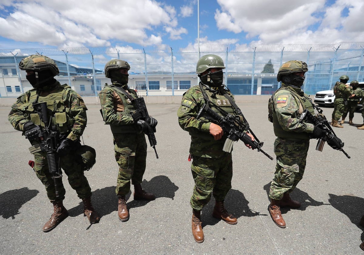 Miembros de las Fuerzas Armadas se preparan para un recorrido en la cárcel de Cotopaxi, durante un operativo de control