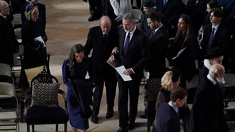 Don Juan Carlos se apoya en su hijo Felipe VI dentro de la capilla
