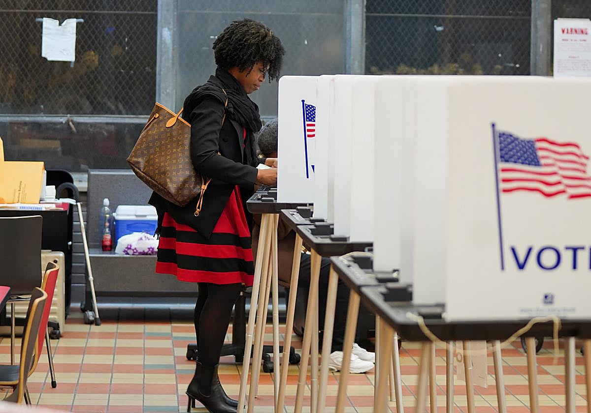 Una votante ejerce su derecho en las primarias de Michigan, en Detroit
