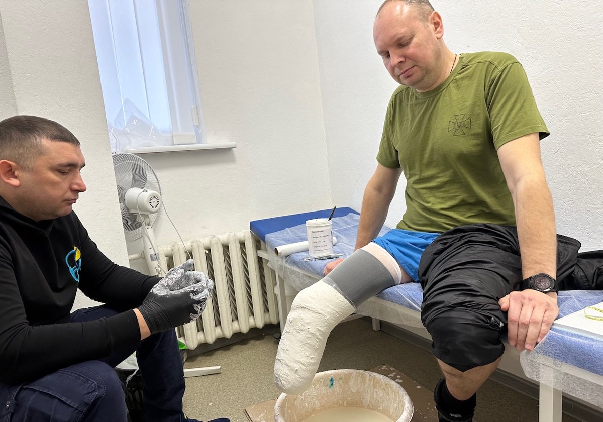 Desde que perdió una pierna en la batalla de Marienka, la vida de Gennady transcurre entre el hospital militar de Kiev y el centro protésico Bez Obmezhen ('Sin Límites')