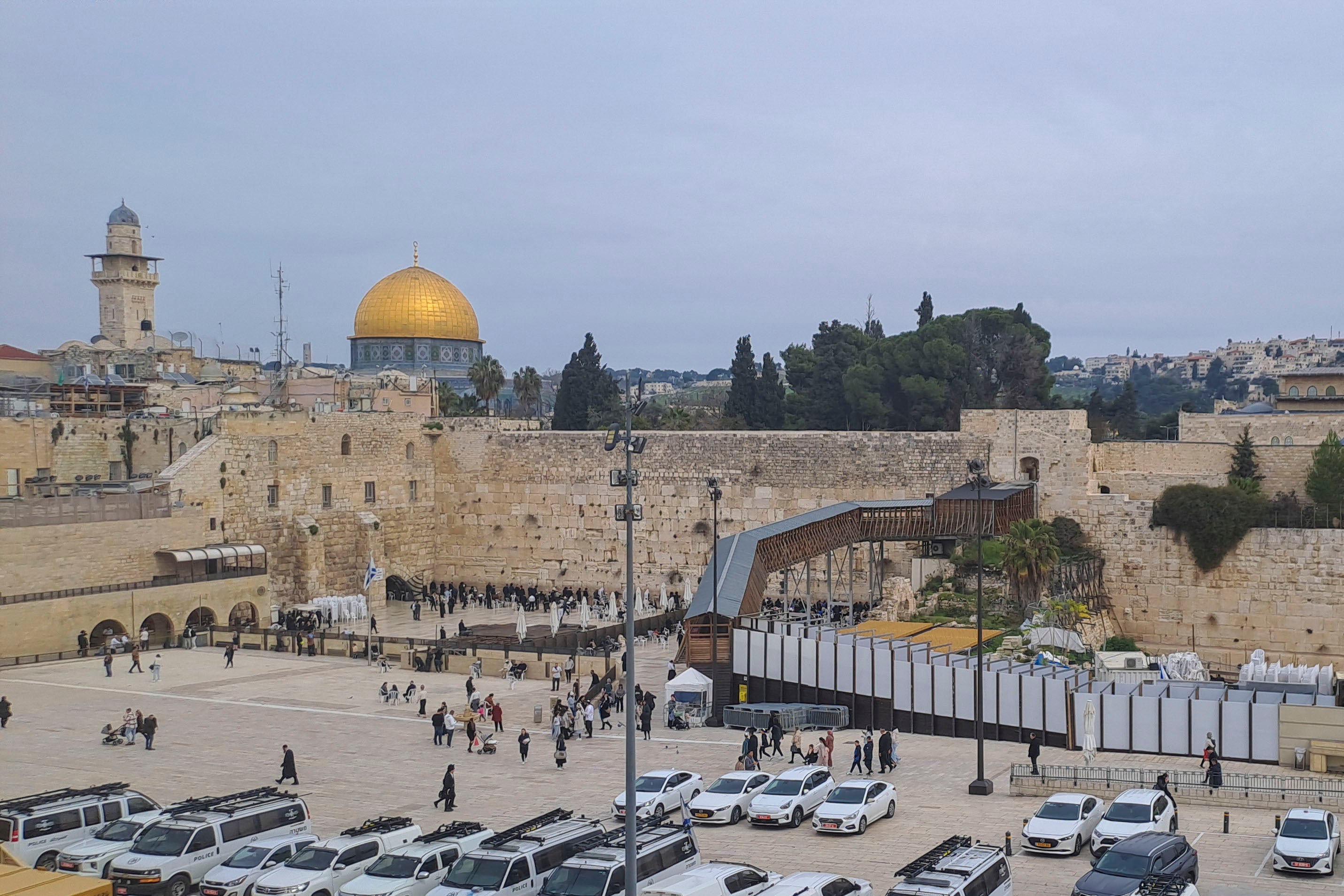 Vista del muro de las lamentaciones y las cúpulas de la explanada de las mezquitas