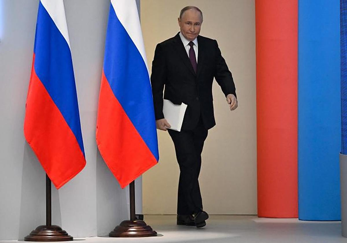 El presidente ruso Vladimir Putin llega para pronunciar su discurso anual sobre el estado de la nación en el centro de conferencias Gostiny Dvor en el centro de Moscú