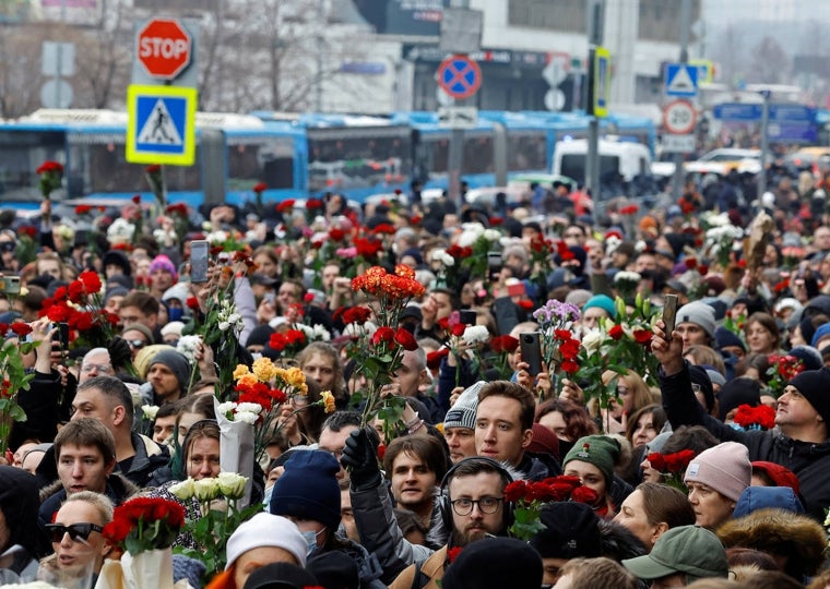 La gente camina hacia el cementerio Borísovkoye durante el funeral de Navalni