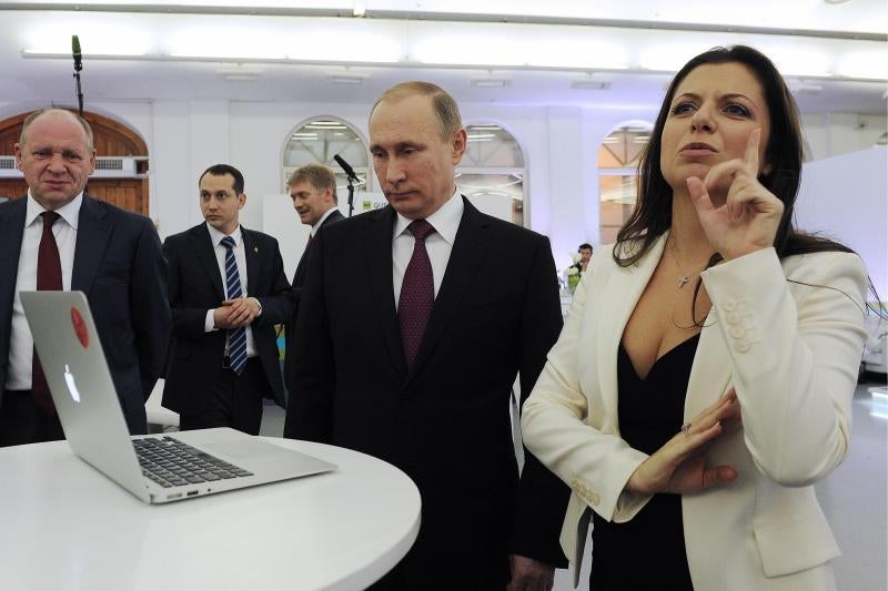 El presidente ruso, Vladimir Putin (centro), junto a Margarita Simonyan