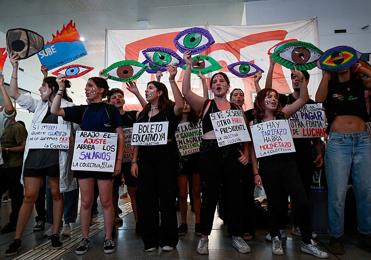 Manifestantes protestan contra las políticas económicas del presidente argentino Javier Milei, en Buenos Aires