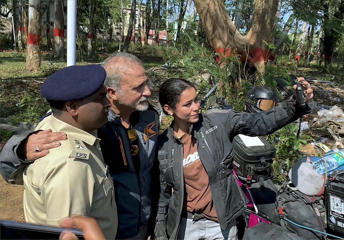 Fernanda y Vicente con un miembro de las autoridades indias