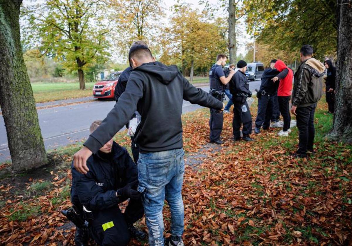 Agentes de la Policía alemana cachean a inmigrantes en el este del país