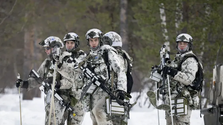 Soldados cazadores finlandeses durante el entrenamiento junto con unidades suecas en Hetta, norte de Finlandia