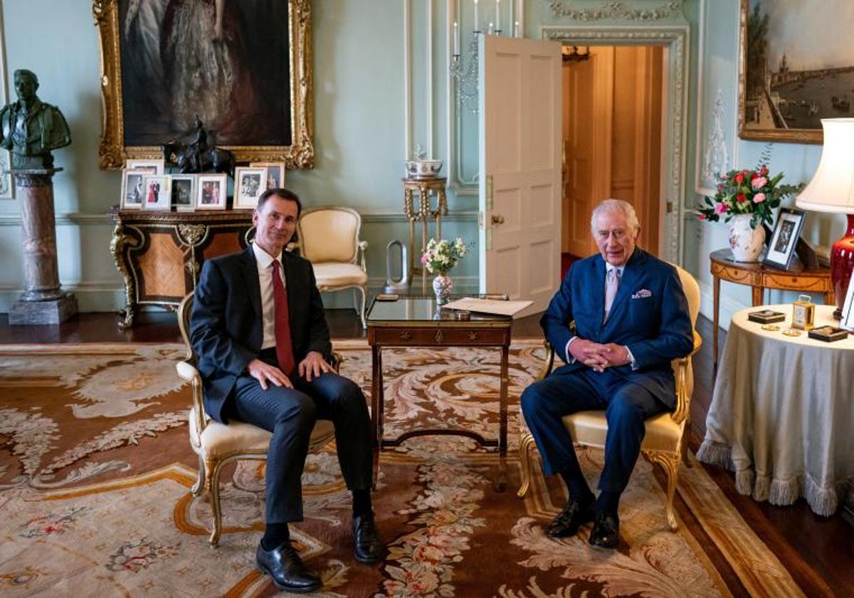 El rey Carlos de Gran Bretaña recibe al Ministro de Hacienda Hunt en el Palacio de Buckingham en Londres