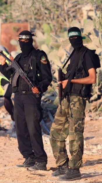Dos miembros de Hamás en los alrededores del paso de Rafah