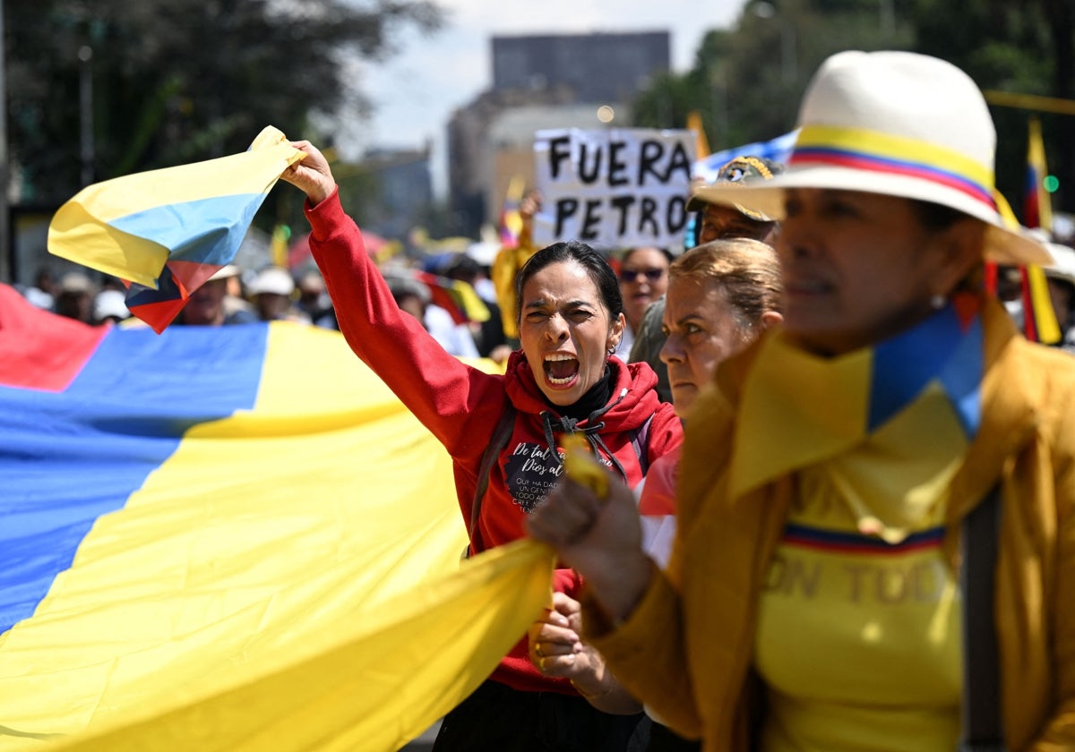 Miles de manifestantes marcharon contra el gobierno de Petro por las reformas de salud y pensiones