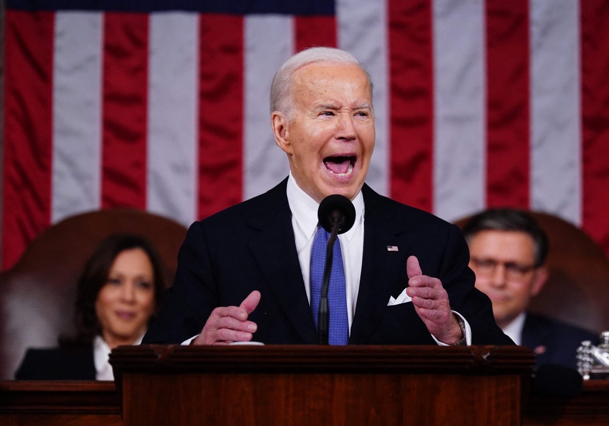 Joe Biden entre Kamala Harris y el nuevo presidente de la Cámara, Mike Johnson