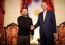 Erdogan propone a Zelenski una cumbre de paz que incluya a Rusia