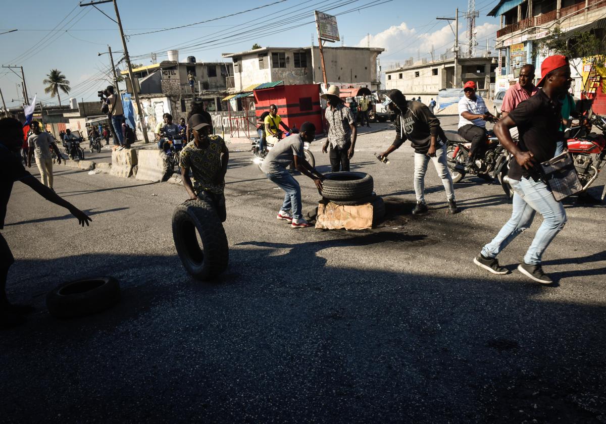 Manifestantes protestan para exigir la renuncia del primer ministro Ariel Henry en Puerto Príncipe (Haití).