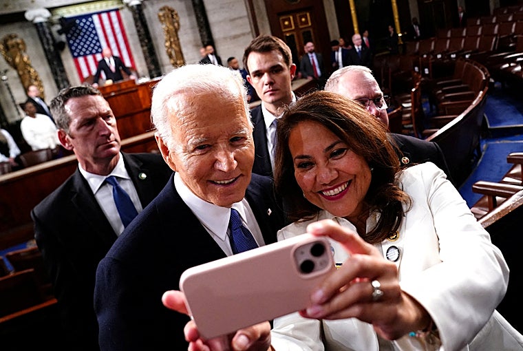 Biden posa para un 'selfie' depués del discurso