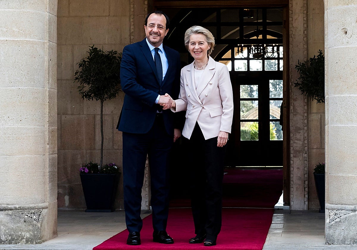 El presidente de Chipre, Nikos Christodoulides, estrecha la mano de la presidenta de la Comisión Europea, Ursula von der Leyen, durante la visita en Nicosia