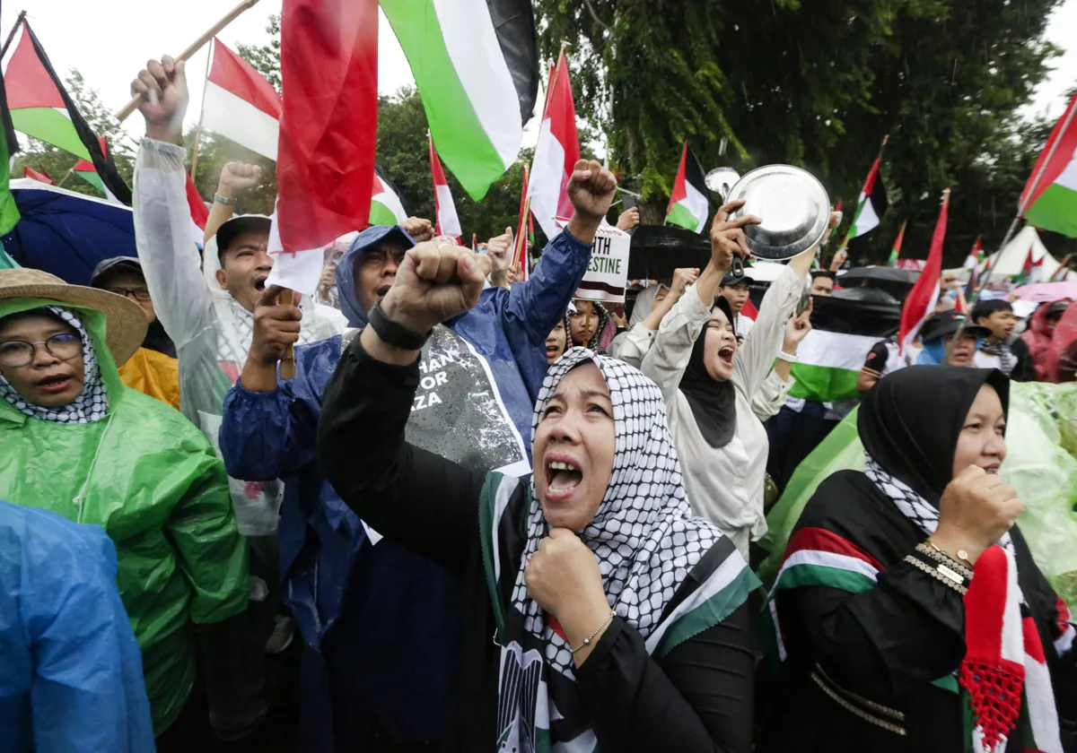 Miles de musulmanes indonesios protestaron contra Israel bajo el lema «Debe haber Ramadán en Gaza»