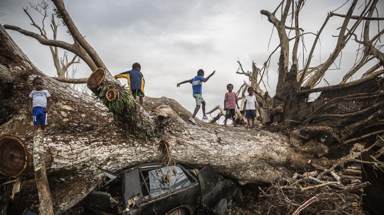 Niños juegan después de un ciclón en Vanuatu, 2015