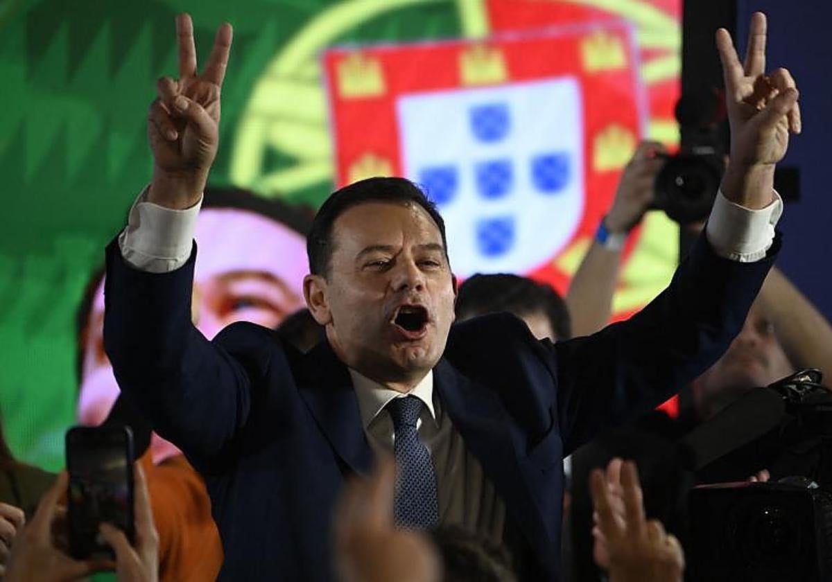 Un anciano líder de la Alianza Democrática (AD), Luis Montenegro, celebra su victoria mientras se dirige a sus seguidores en la sede del partido la noche electoral