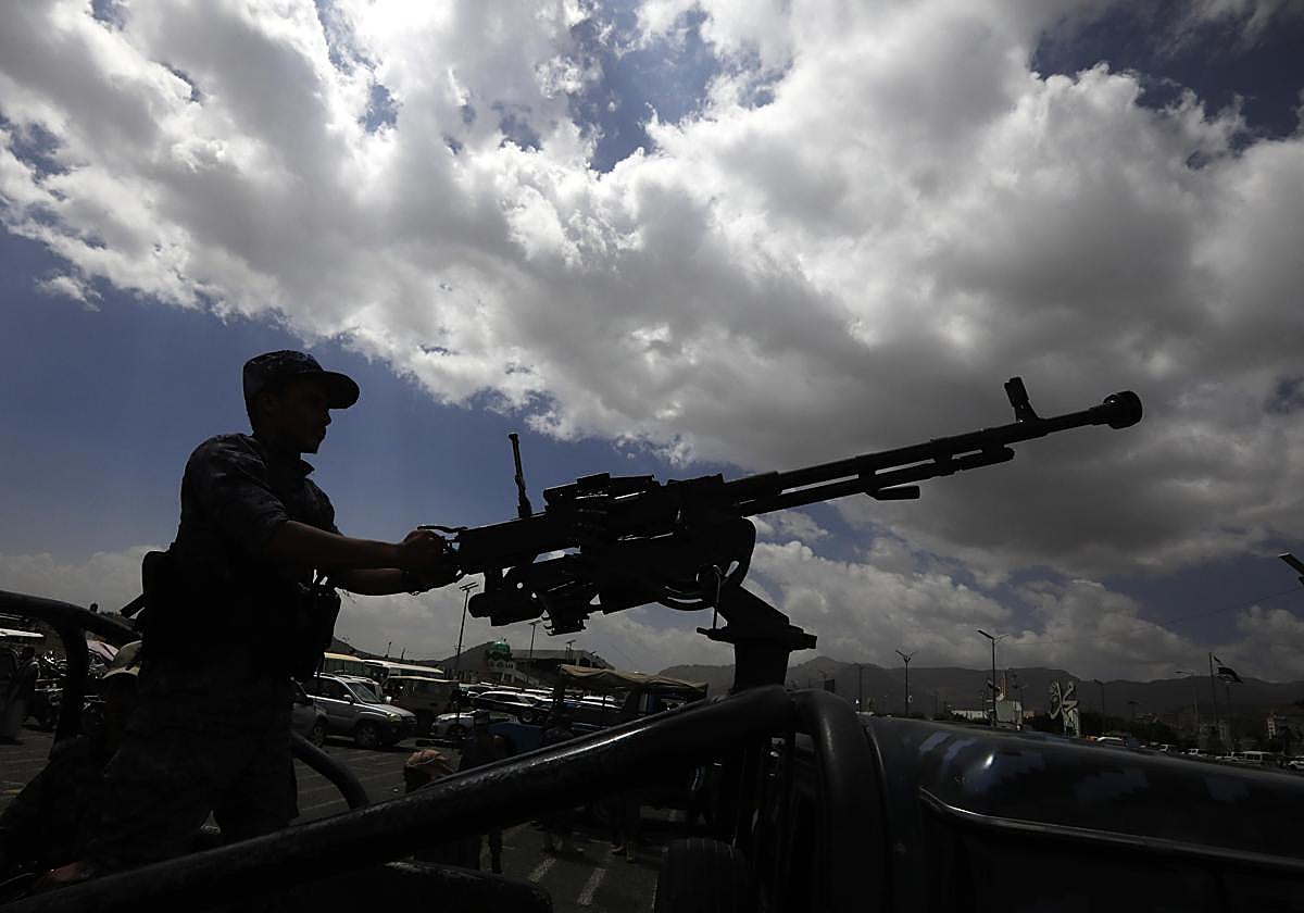 Un soldado maneja una ametralladora en un vehículo mientras patrulla en Yemen.