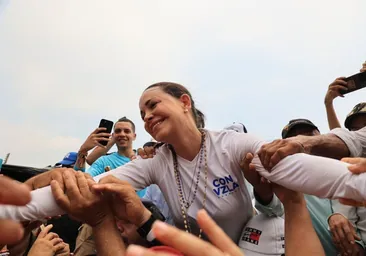 El ente electoral chavista prohíbe oficialmente inscribirse a María Corina Machado
