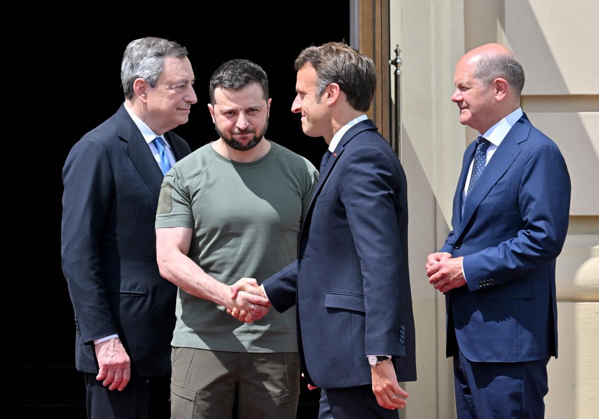 Zelenski da la mano a Macron en una foto de 2022