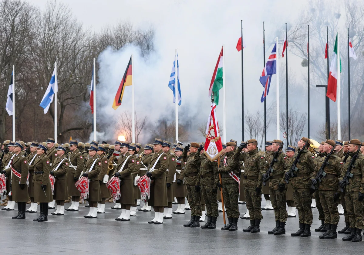Soldados polacos durante una ceremonia conmemorativa del 25º aniversario de la adhesión de Polonia a la OTAN frente al Museo del Ejército Polaco en Varsovia
