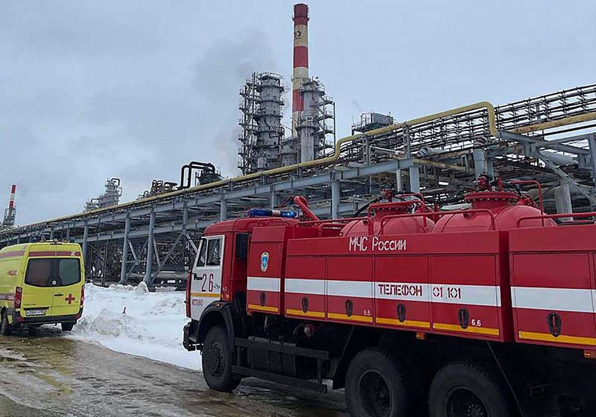 Vehículos de emergencia en el lugar del incendio en el complejo de combustible y energía en la ciudad de Kstovo