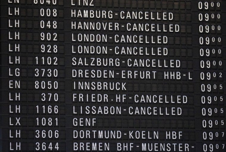 Un panel informativo que muestra vuelos cancelados en el aeropuerto de Frankfurt