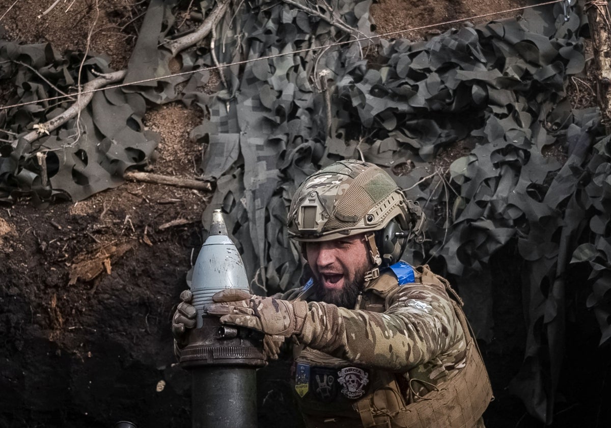 Un militar ucraniano de la 28ª Brigada Mecanizada dispara un mortero de 120 mm hacia las tropas rusas en primera línea, cerca de la ciudad de Bajmut