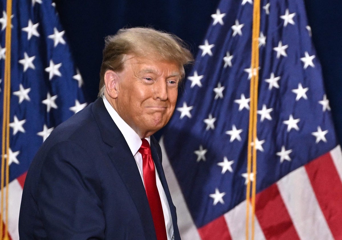 Trump llega para hablar en una fiesta de observación durante los caucus presidenciales republicanos de Iowa, en una foto de archivo