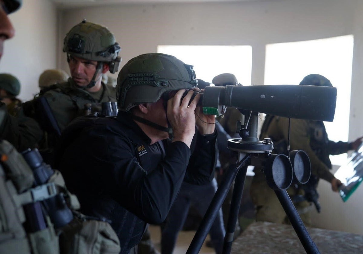 El Ministro de Defensa israelí, Yoav Gallant (izq.), visita a las tropas en Gaza y evalúa la situación con los comandantes en Rafah